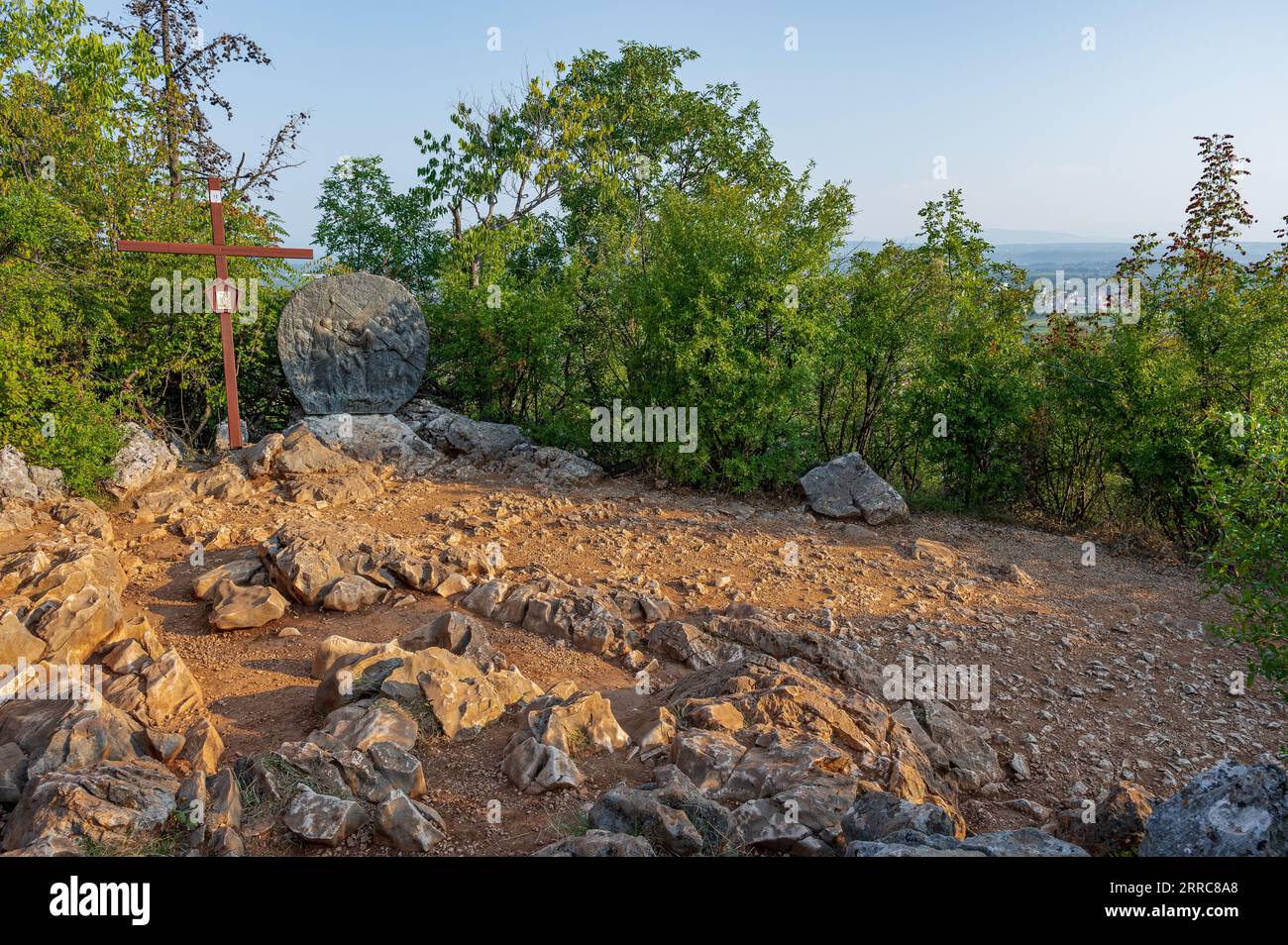 Le Krizevac, avec le Podbrdo et l'église de St. James, est très important pour ceux qui vont en pèlerinage à Medjugorje. Sur le dessus se trouve une croix 8,5 Banque D'Images