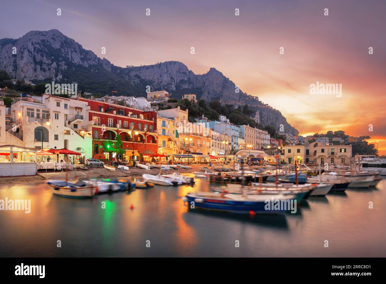Capri, Italie avec boutiques et restaurants à Marina Grande au crépuscule. Banque D'Images