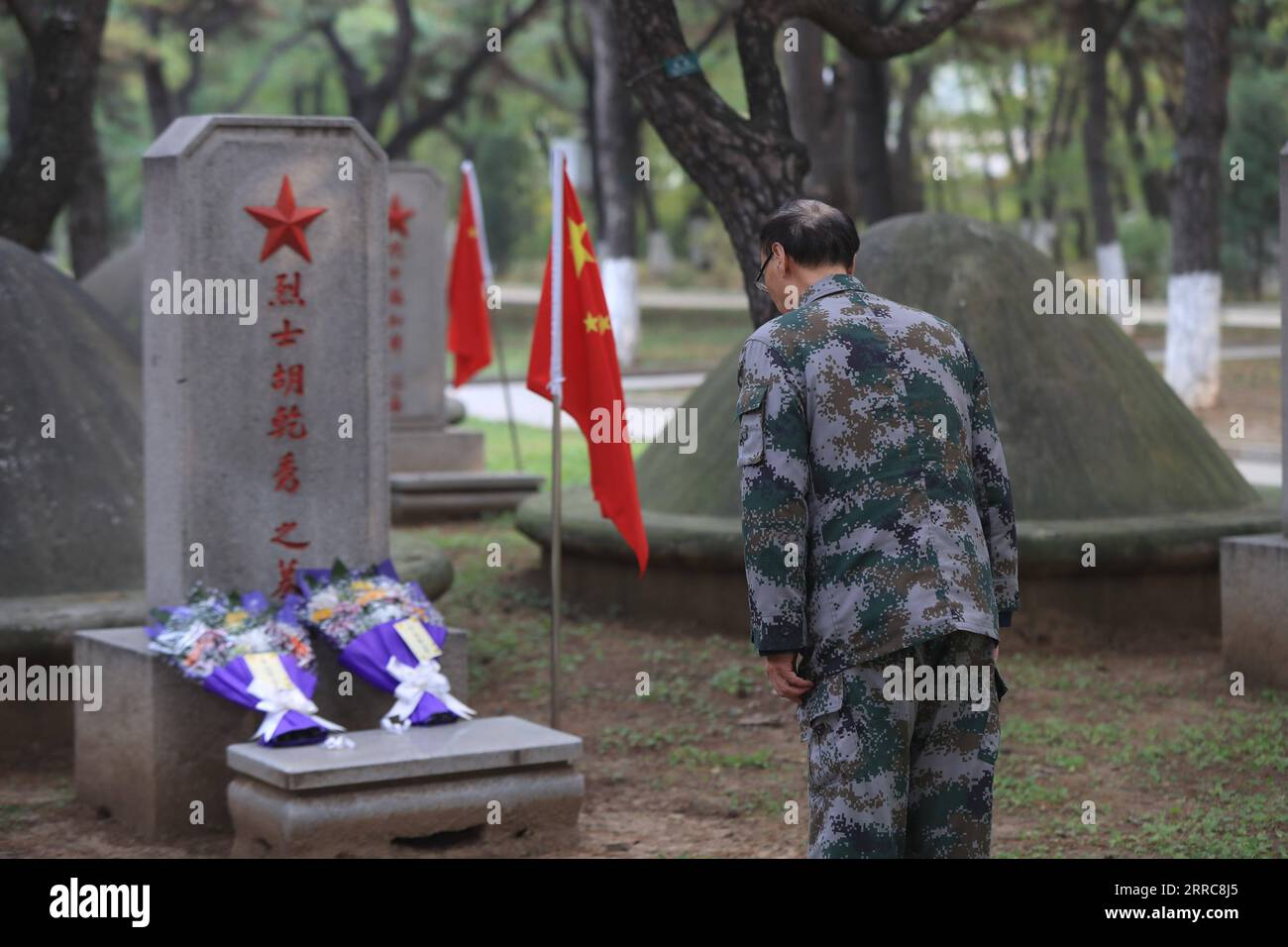 211025 -- SHENYANG, le 25 octobre 2021 -- Hu Xiaoping s'incline devant la tombe de son père Hu Qianxiu, décédé pendant la guerre de Corée de 1950-53, au cimetière des martyrs du CPV des volontaires du peuple chinois à Shenyang, dans la province du Liaoning du nord-est de la Chine, le 25 octobre 2021. Une cérémonie de commémoration a eu lieu lundi à la mémoire du 71e anniversaire de l'entrée de l'armée des volontaires du peuple chinois CPV en République populaire démocratique de Corée RPDC dans la guerre pour résister à l'agression américaine et aider la Corée. Des représentants des anciens combattants du CPV et des membres des familles des martyrs du CPV ont assisté à la cérémonie. CHINE-LIAONING-SHENYANG-CPV Banque D'Images