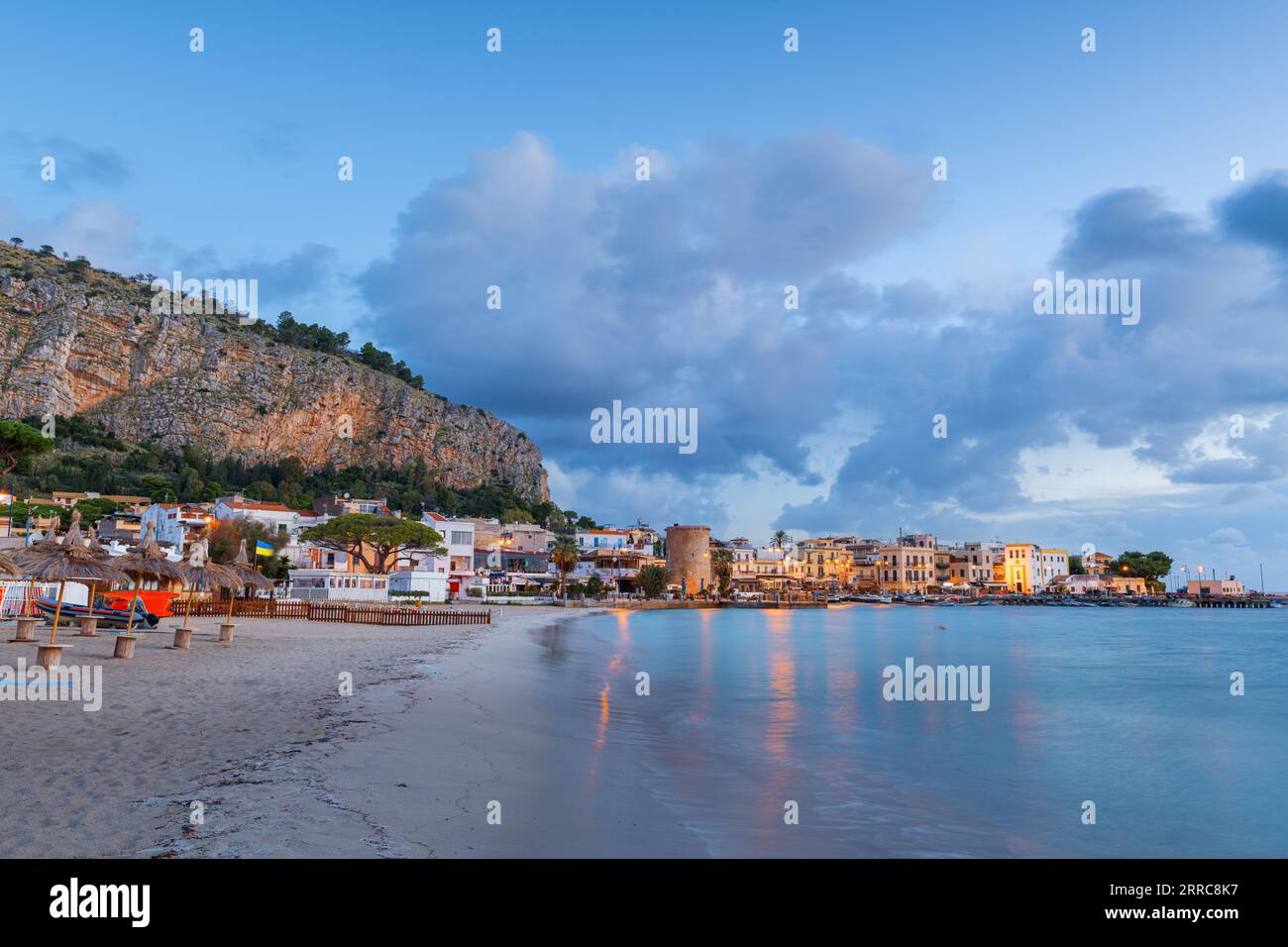 Palerme, Sicile, Italie dans le Mondello sur la plage au crépuscule. Banque D'Images
