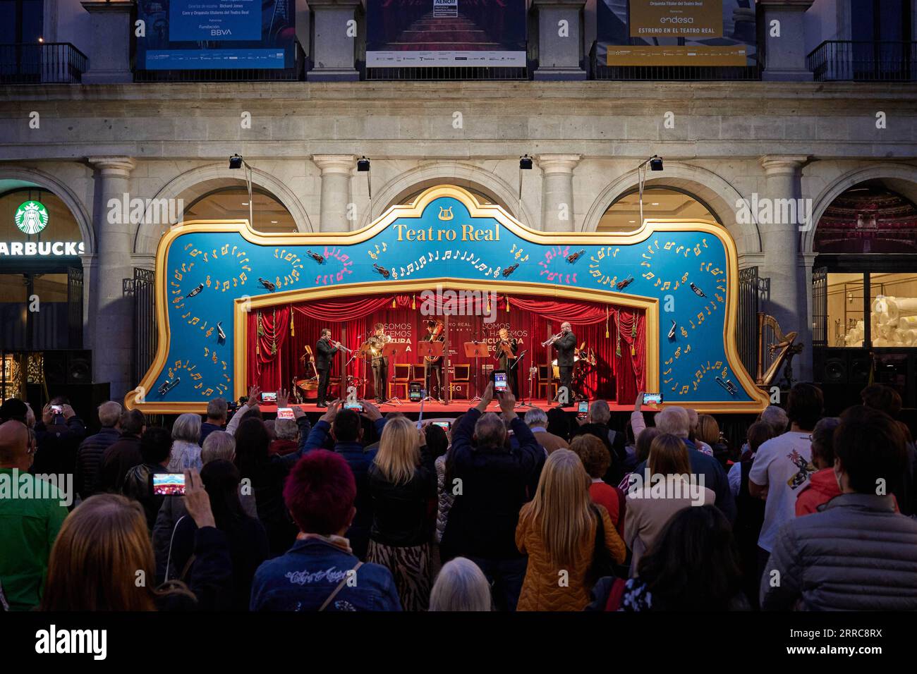 Actualités Bilder des Tages 211025 -- MADRID, le 25 octobre 2021 -- les gens regardent un concert à Madrid, Espagne, le 25 octobre 2021. Le nombre cumulé de cas de COVID-19 en Espagne a dépassé la barre des 5 millions lundi après que le ministère de la Santé du pays a confirmé 4 485 nouveaux cas. ESPAGNE-MADRID-COVID-19-CASES-5 MLN MengxDingbo PUBLICATIONxNOTxINxCHN Banque D'Images