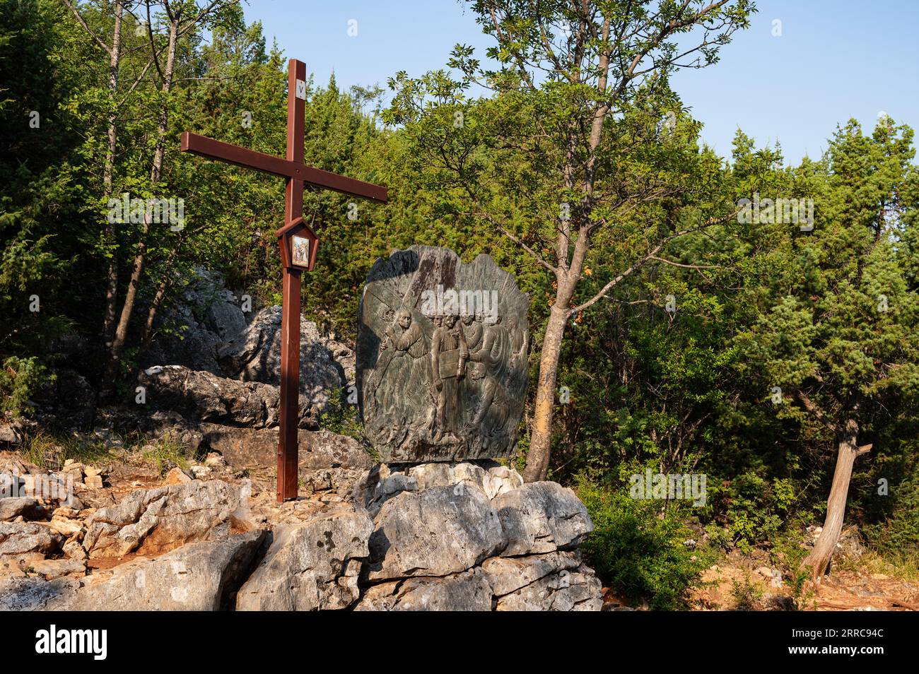 Le Krizevac, avec le Podbrdo et l'église de St. James, est très important pour ceux qui vont en pèlerinage à Medjugorje. Sur le dessus se trouve une croix 8,5 Banque D'Images