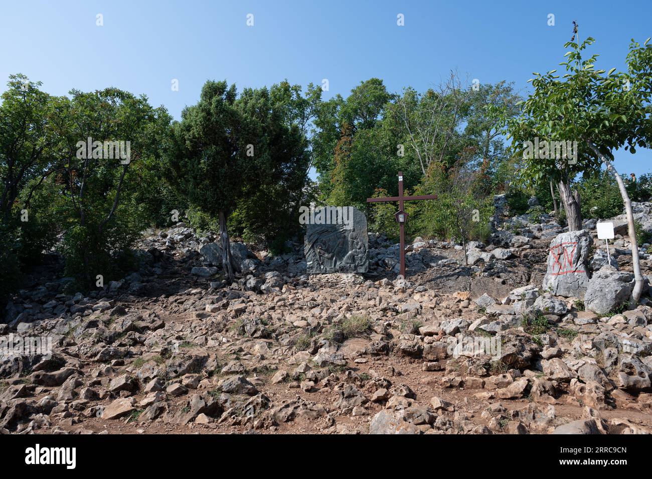 Le Krizevac, avec le Podbrdo et l'église de St. James, est très important pour ceux qui vont en pèlerinage à Medjugorje. Sur le dessus se trouve une croix 8,5 Banque D'Images