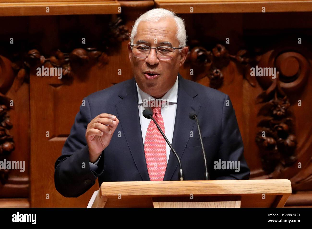 211027 -- LISBONNE, le 27 octobre 2021 -- le Premier ministre portugais Antonio Costa prononce un discours au Parlement à Lisbonne, Portugal, le 27 octobre 2021. Le budget de l'État portugais pour 2022, présenté par le gouvernement du Parti socialiste PS, a été rejeté mercredi par l'Assemblée de la République. Photo Pedro Fiuza/Xinhua PORTUGAL-LISBONNE-2022 BUDGET PetroxFiuza PUBLICATIONxNOTxINxCHN Banque D'Images