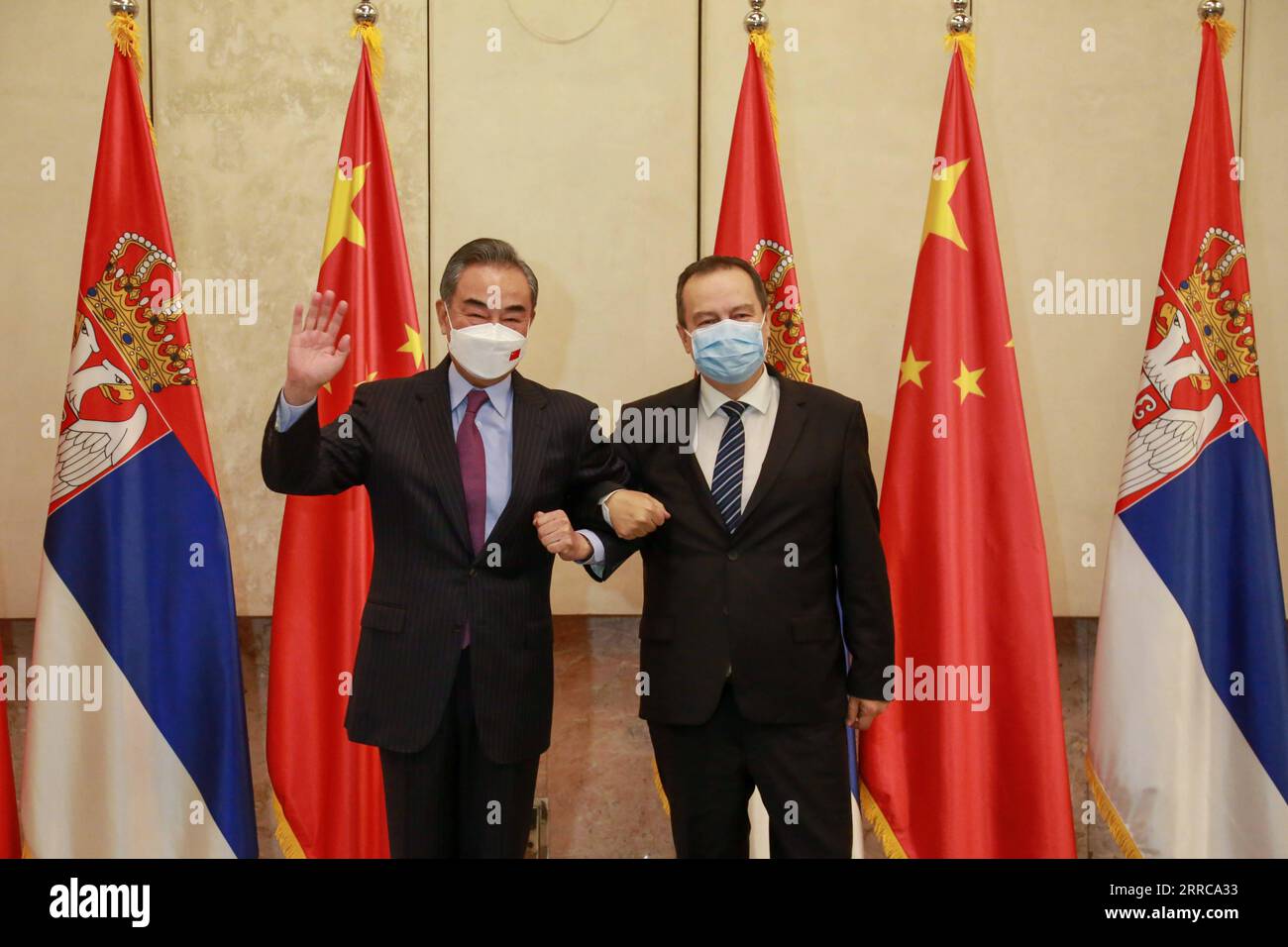 211028 -- BELGRADE, le 28 octobre 2021 -- le président de l'Assemblée nationale serbe, Ivica Dacic R, rencontre Wang Yi, conseiller d'État chinois et ministre des Affaires étrangères, à Belgrade, Serbie, le 27 octobre 2021. SERBIE-BELGRADE-WANG YI-NATIONAL ASSEMBLÉE PRÉSIDENT-RÉUNION SHIXZHONGYU PUBLICATIONXNOTXINXCHN Banque D'Images