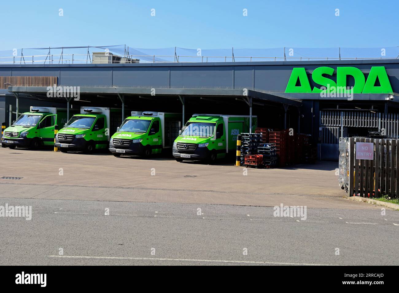 Aire de stationnement ASDA Delivery Vans, Barry, pays de Galles du Sud sept 2023 Banque D'Images