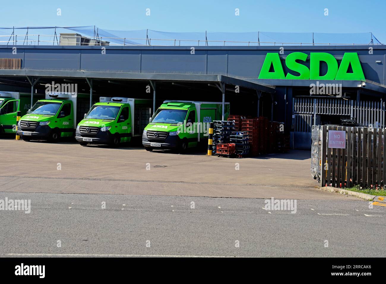 Aire de stationnement ASDA Delivery Vans, Barry, pays de Galles du Sud sept 2023 Banque D'Images