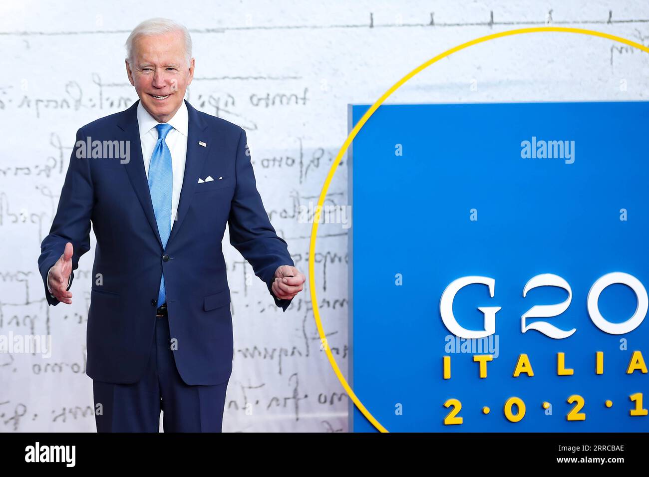 211030 -- ROME, le 30 octobre 2021 -- le président américain Joe Biden arrive pour le Sommet des dirigeants du Groupe des vingt à Rome, Italie, le 30 octobre 2021. Le 16e Sommet des dirigeants du G20 a débuté ici samedi. ITALIE-ROME-G20 SOMMET ZhangxCheng PUBLICATIONxNOTxINxCHN Banque D'Images