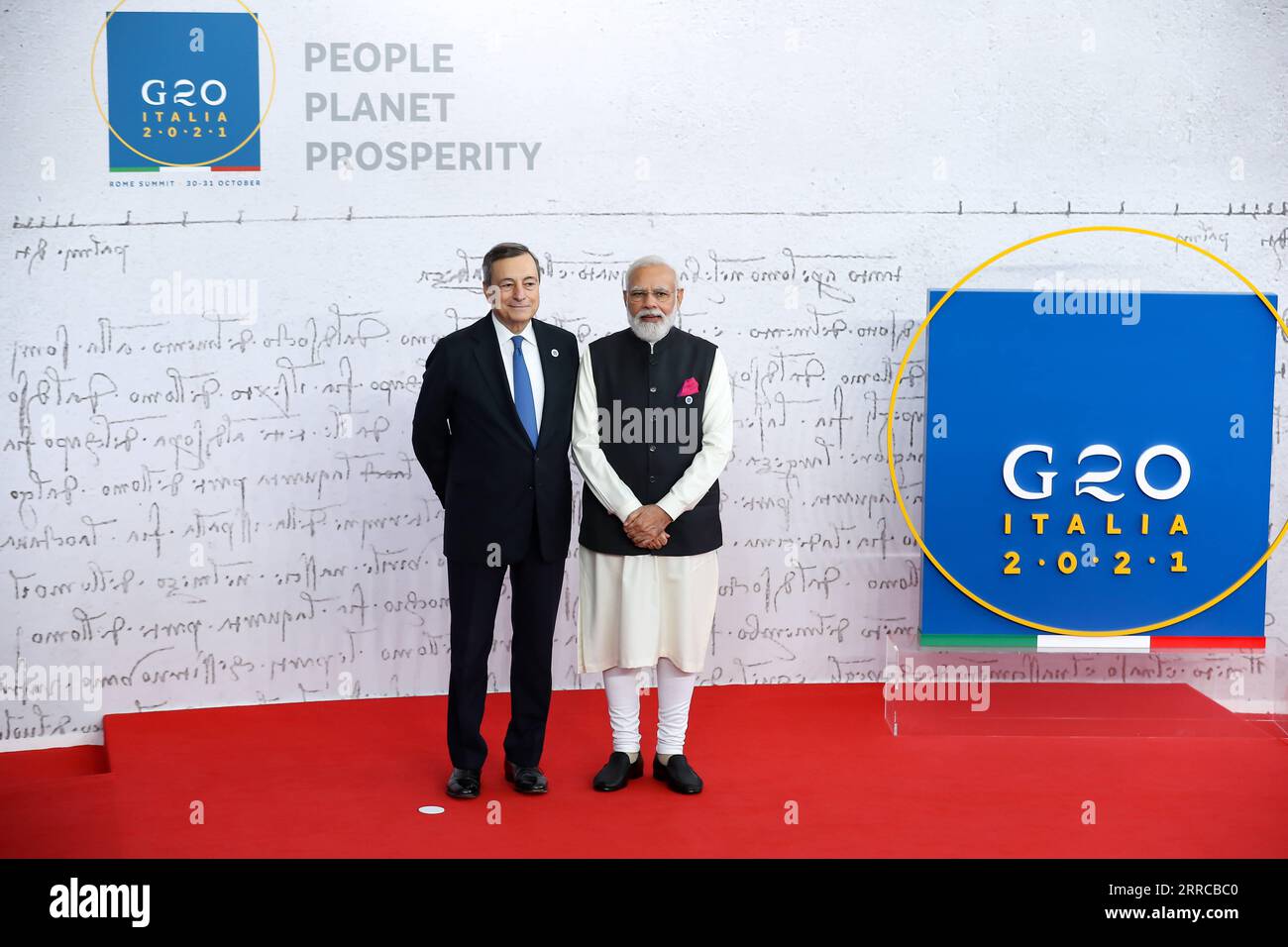 211030 -- ROME, le 30 octobre 2021 -- le Premier ministre italien Mario Draghi L accueille le Premier ministre indien Narendra Modi avant le Sommet des dirigeants du Groupe des vingt à Rome, Italie, le 30 octobre 2021. Le 16e Sommet des dirigeants du G20 a débuté ici samedi. ITALIE-ROME-G20 SOMMET ZhangxCheng PUBLICATIONxNOTxINxCHN Banque D'Images