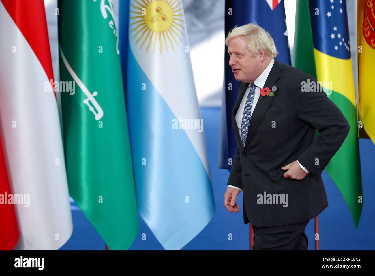 211030 -- ROME, le 30 octobre 2021 -- le Premier ministre britannique Boris Johnson arrive pour le Sommet des dirigeants du G20 à Rome, Italie, le 30 octobre 2021. Le 16e Sommet des dirigeants du G20 a débuté ici samedi. ITALIE-ROME-G20 SOMMET ZhangxCheng PUBLICATIONxNOTxINxCHN Banque D'Images