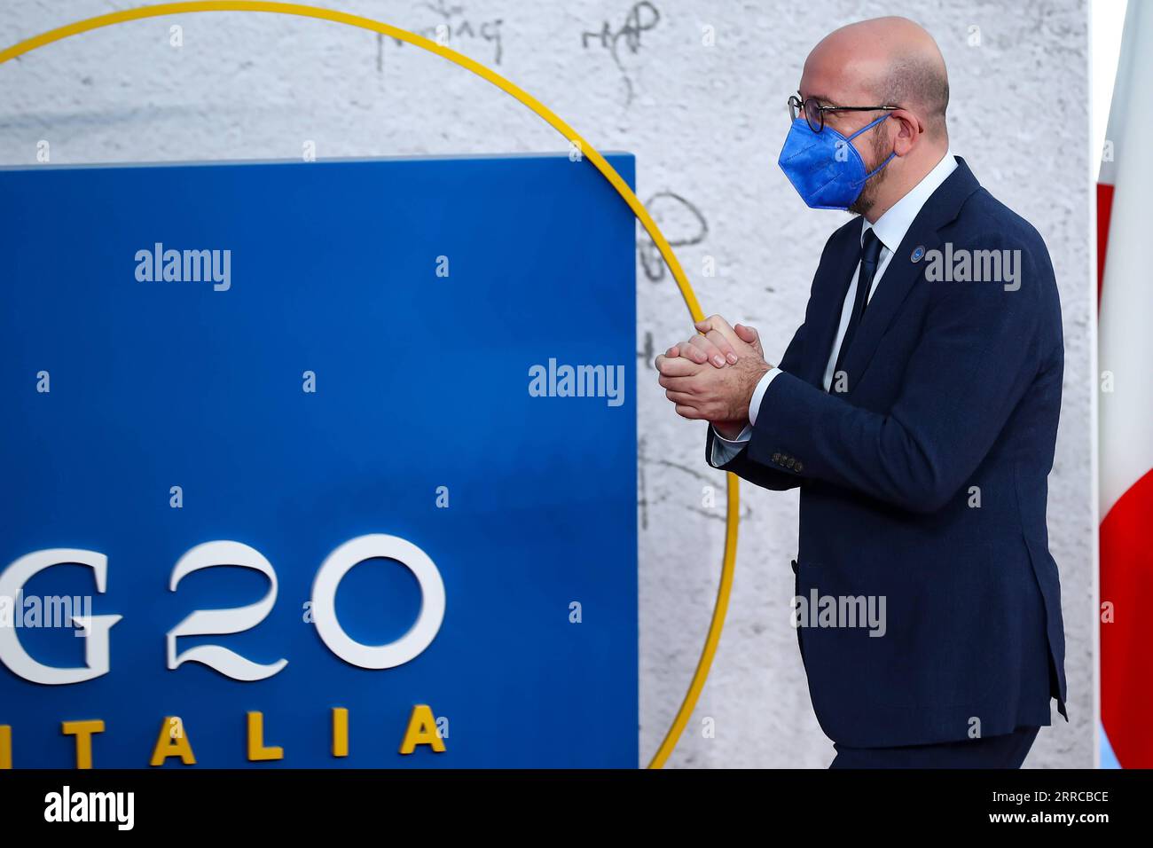 211030 -- ROME, le 30 octobre 2021 -- le président du Conseil européen, Charles Michel, arrive pour le Sommet des dirigeants du G20 à Rome, Italie, le 30 octobre 2021. Le 16e Sommet des dirigeants du G20 a débuté ici samedi. ITALIE-ROME-G20 SOMMET ZhangxCheng PUBLICATIONxNOTxINxCHN Banque D'Images