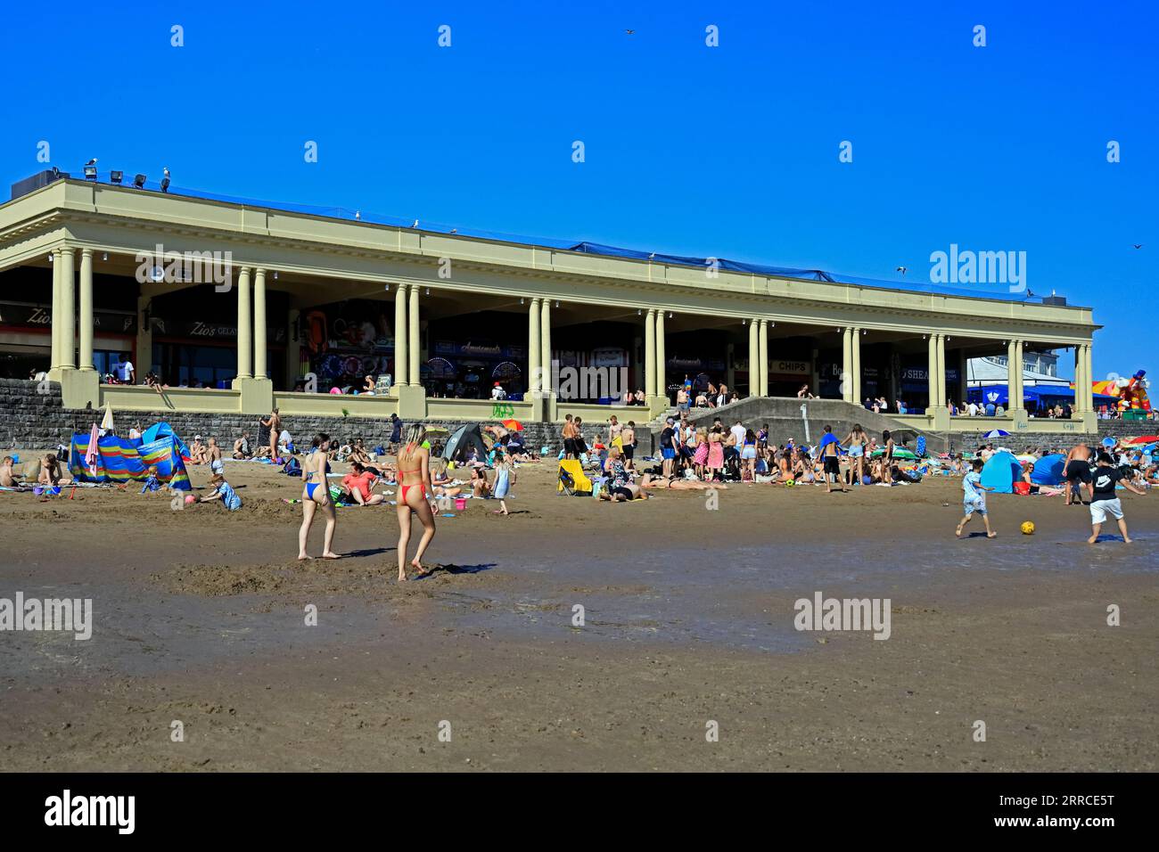 Un des pavillons de Whitmore Bay, plage de Barry Island. Sept. 2023. Banque D'Images