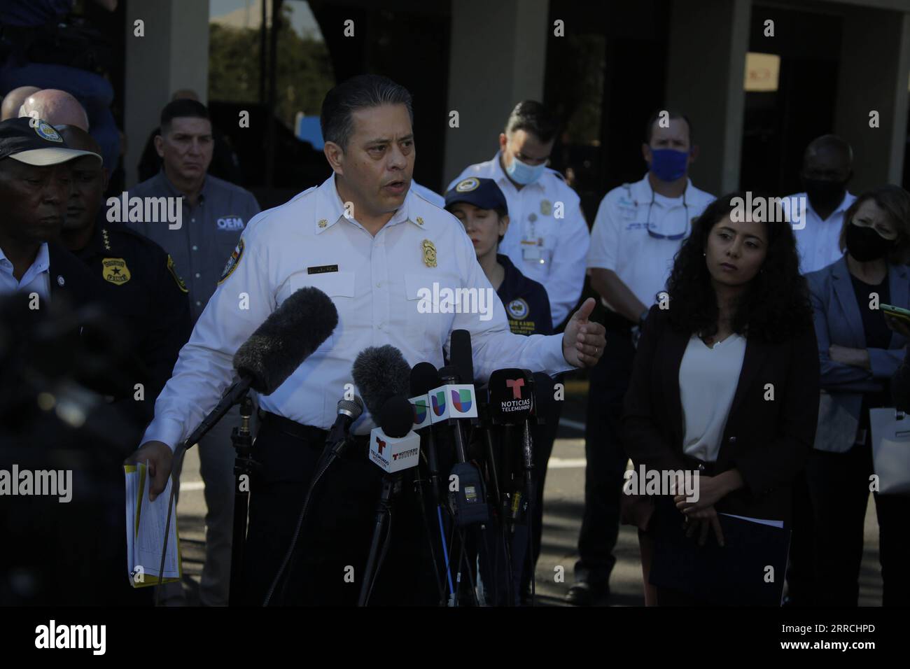 211107 -- HOUSTON, le 7 novembre 2021 -- Samuel Pena, chef du service d'incendie de Houston, prend la parole lors d'une conférence de presse à l'hôtel Wyndham à Houston, Texas, États-Unis, le 6 novembre 2021. L'enquête sur la ruée faisant huit morts et beaucoup d'autres blessés vendredi soir au Festival Astroworld à Houston était en cours, a déclaré le maire de Houston Sylvester Turner samedi après-midi. Photo de /Xinhua U.S.-HOUSTON-STAMPEDE-INVESTIGATION LaoxChengyue PUBLICATIONxNOTxINxCHN Banque D'Images