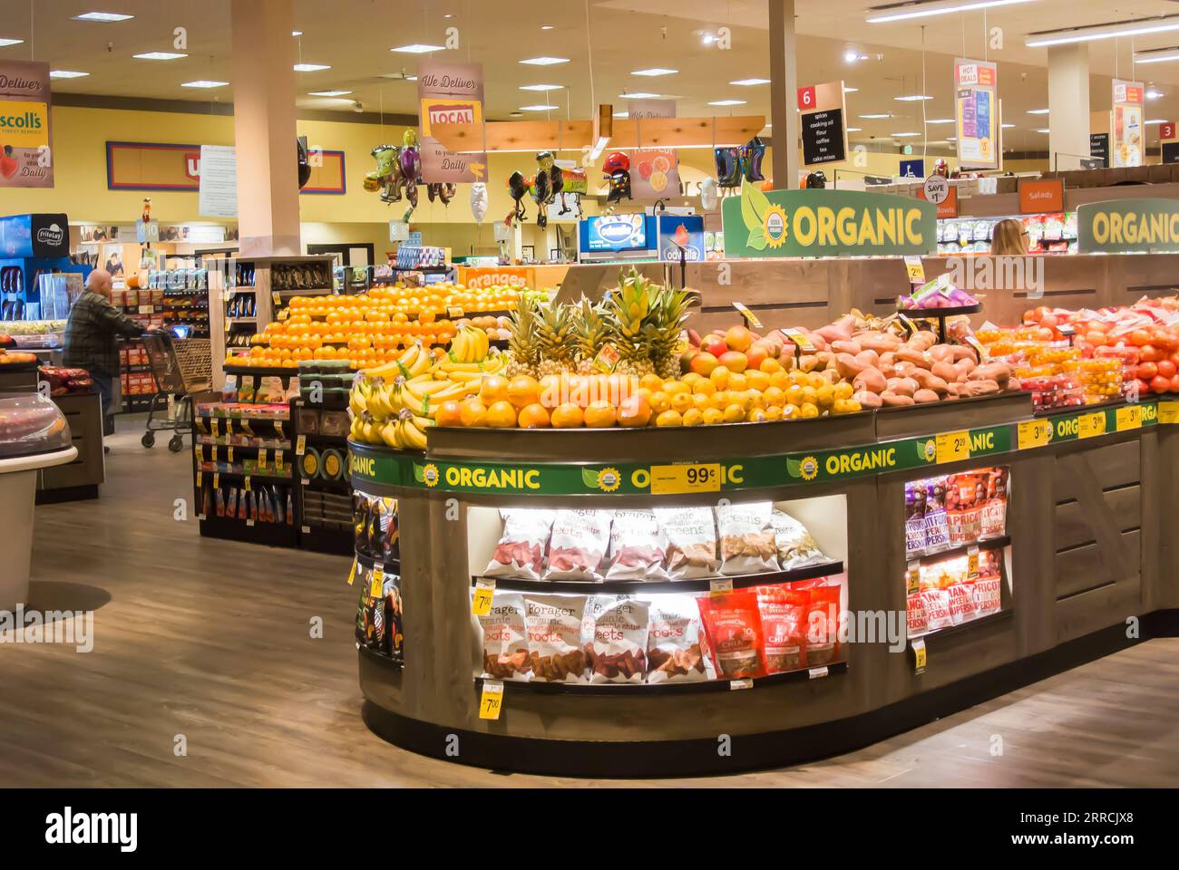 Vue des allées alimentaires dans le supermarché américain Banque D'Images