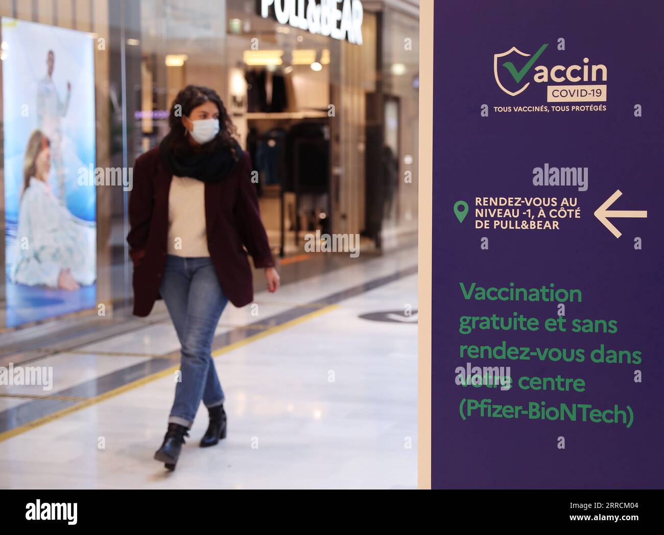 211110 -- PARIS, le 10 novembre 2021 -- Un client passe devant un panneau indiquant un centre de vaccination COVID-19 à l'intérieur d'un centre commercial à Levallois-Perret près de Paris, France, le 9 novembre 2021. Le président français Emmanuel Macron a annoncé mardi soir de reporter l’assouplissement prédécidé des mesures anti-COVID-19, puisque la France traverse la cinquième vague de la pandémie. Les personnes de plus de 65 ans et les plus vulnérables devront recevoir une dose de rappel afin de valider leur passe santé à partir de décembre 15. FRANCE-PARIS-COVID-19-COUP DE RAPPEL GaoxJing PUBLICATIONxNOTxINxCHN Banque D'Images