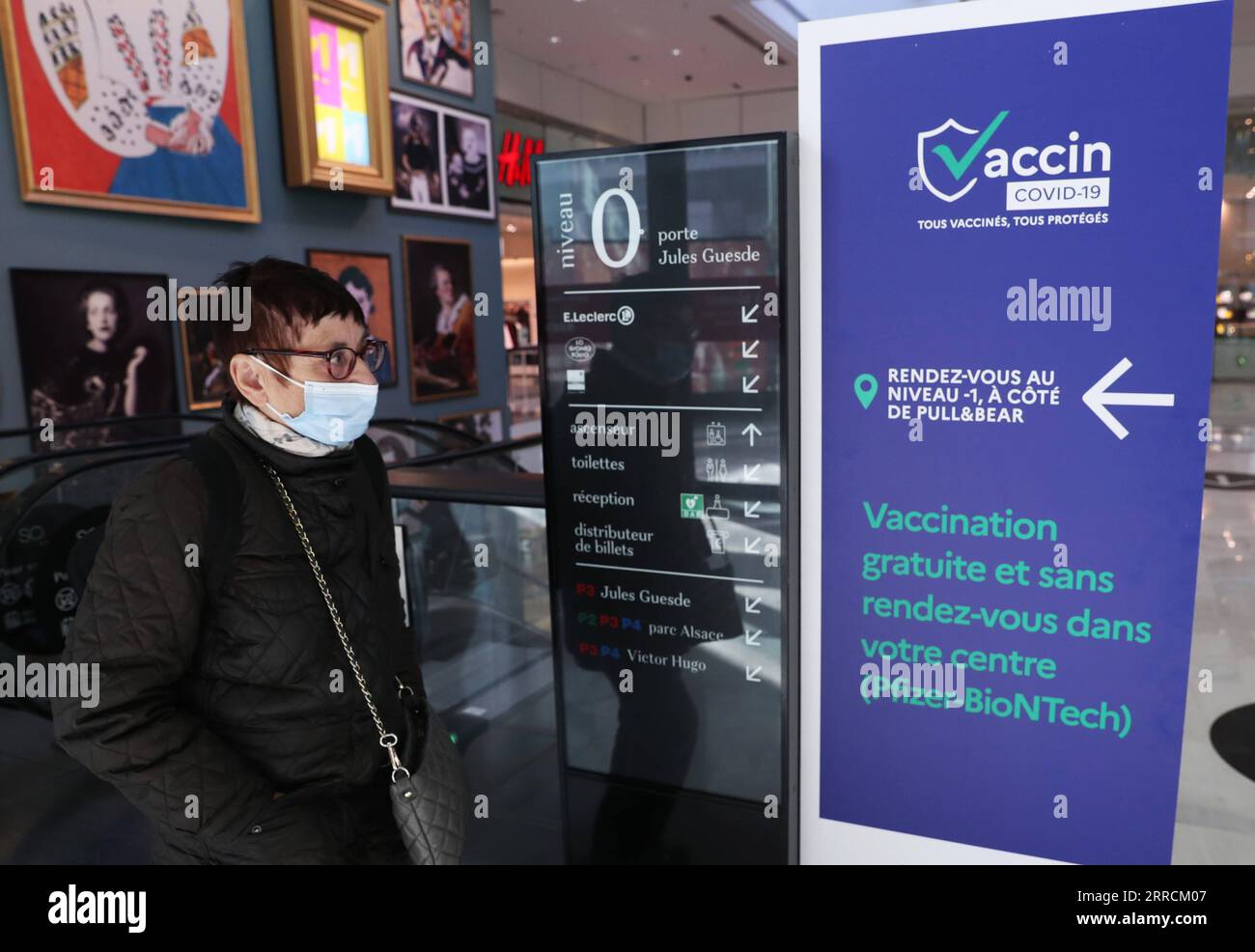 211110 -- PARIS, le 10 novembre 2021 -- Un client passe devant un panneau indiquant un centre de vaccination COVID-19 à l'intérieur d'un centre commercial à Levallois-Perret près de Paris, France, le 9 novembre 2021. Le président français Emmanuel Macron a annoncé mardi soir de reporter l’assouplissement prédécidé des mesures anti-COVID-19, puisque la France traverse la cinquième vague de la pandémie. Les personnes de plus de 65 ans et les plus vulnérables devront recevoir une dose de rappel afin de valider leur passe santé à partir de décembre 15. FRANCE-PARIS-COVID-19-COUP DE RAPPEL GaoxJing PUBLICATIONxNOTxINxCHN Banque D'Images