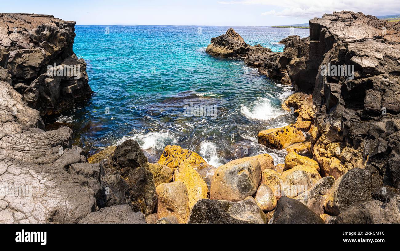 Eaux turquoises et falaises de la mer de lave à Hokulia Shoreline Park, île d'Hawaï, Hawaï, États-Unis Banque D'Images