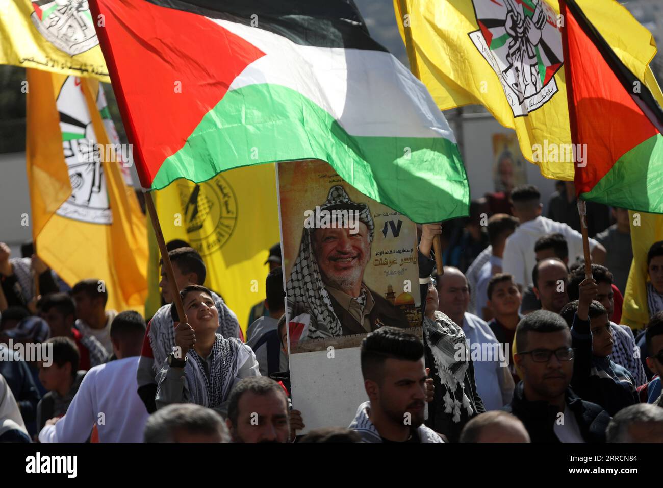 211111 -- HÉBRON, le 11 novembre 2021 -- des Palestiniens tiennent des portraits du défunt dirigeant palestinien Yasser Arafat lors d'un rassemblement pour marquer le 17e anniversaire de sa mort dans le village de Halhul, au sud de la ville de Hébron en Cisjordanie, le 11 novembre 2021. Photo de /Xinhua MIDEAST-HEBRON-ARAFAT-17E ANNIVERSAIRE MamounxWazwaz PUBLICATIONxNOTxINxCHN Banque D'Images