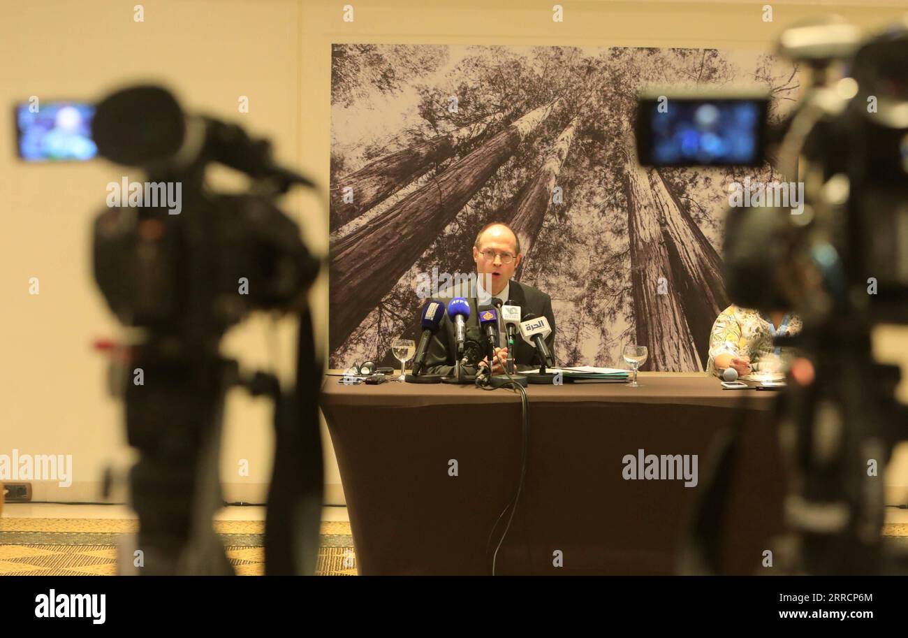 211113 -- BEYROUTH, le 13 novembre 2021 -- Olivier de Schutter, Rapporteur spécial des Nations Unies sur l'extrême pauvreté et les droits de l'homme, prend la parole lors d'une conférence de presse à Beyrouth, au Liban, le 12 novembre 2021. De Schutter a averti vendredi que le Liban pourrait être transformé en un État défaillant si le gouvernement ne parvenait pas à mettre en œuvre des mesures de réforme rapides et sérieuses dans le contexte de la crise financière sans précédent actuelle. LIBAN-BEYROUTH-PAUVRETÉ-ONU CONFÉRENCE D'EXPERTS-PRESSE LIUXZONGYA PUBLICATIONXNOTXINXCHN Banque D'Images