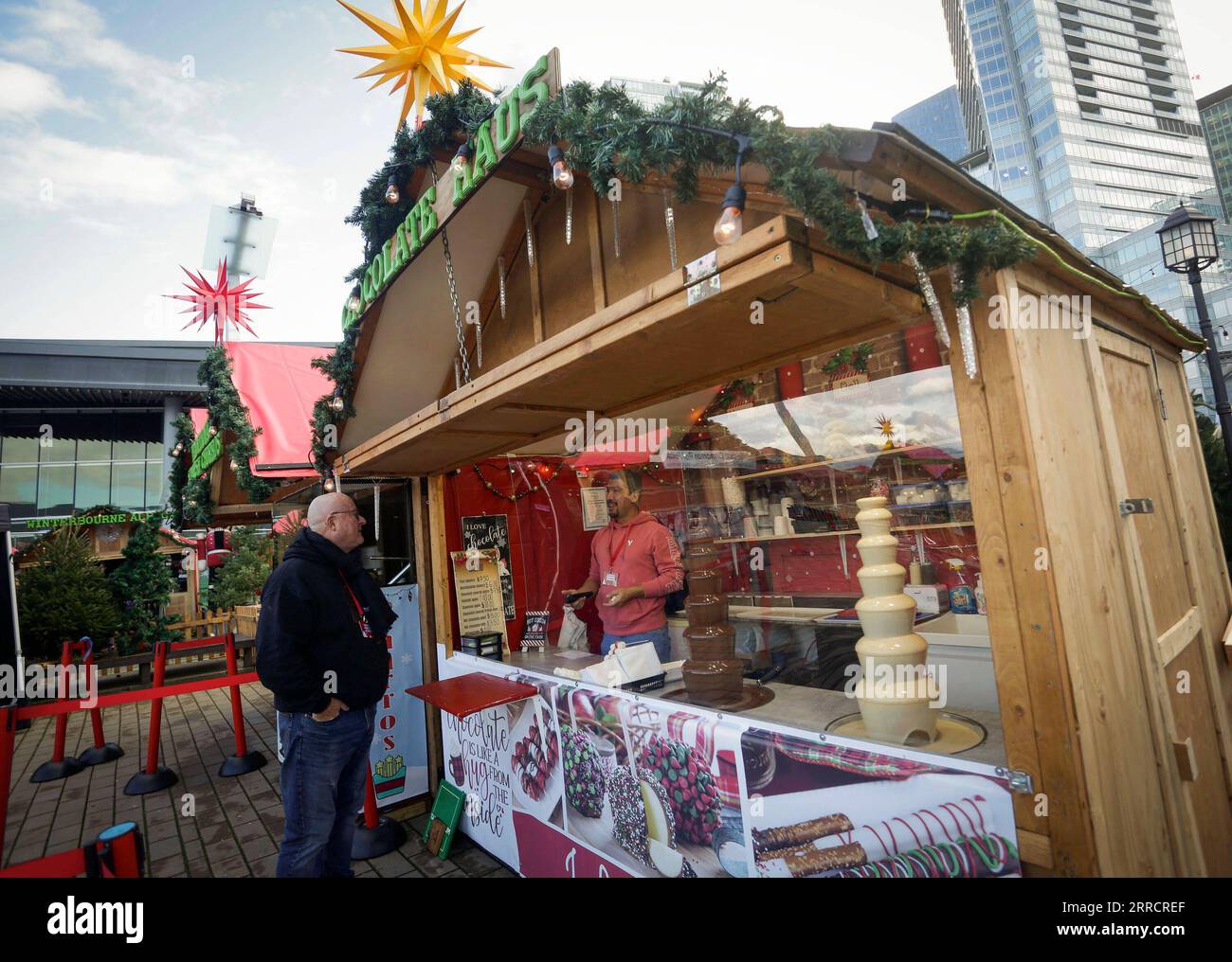 211116 -- VANCOUVER, le 16 novembre 2021 -- Un vendeur prépare des aliments dans une cabane au marché de Noël de Vancouver, au Jack Poole Plaza à Vancouver (Colombie-Britannique), le 15 novembre 2021. Reporté en 2020 en raison de la pandémie de COVID-19, le marché de Noël de Vancouver est revenu pour sa 11e année. Le marché dispose d'environ 80 cabanes farcies de nourriture, de friandises, d'artisanat traditionnel ainsi que de différentes activités festives pour les habitants et les visiteurs. Photo de /Xinhua CANADA-VANCOUVER-MARCHÉ DE NOËL LiangxSen PUBLICATIONxNOTxINxCHN Banque D'Images