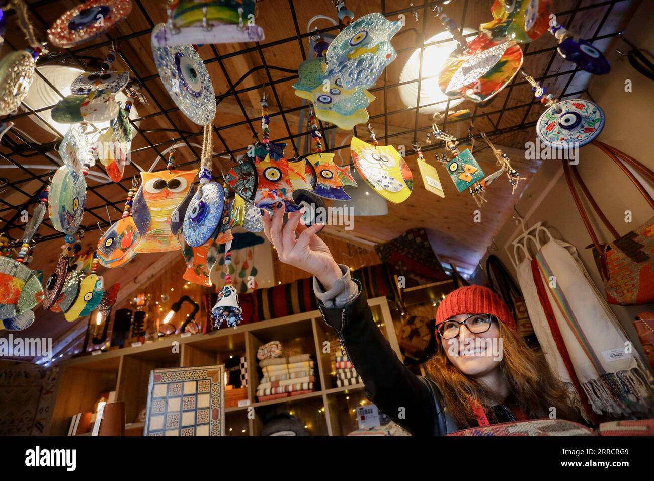 211116 -- VANCOUVER, le 16 novembre 2021 -- Une vendeuse expose des ornements à l'intérieur de sa cabane au marché de Noël de Vancouver au Jack Poole Plaza à Vancouver, en Colombie-Britannique, le 15 novembre 2021. Reporté en 2020 en raison de la pandémie de COVID-19, le marché de Noël de Vancouver est revenu pour sa 11e année. Le marché dispose d'environ 80 cabanes farcies de nourriture, de friandises, d'artisanat traditionnel ainsi que de différentes activités festives pour les habitants et les visiteurs. Photo de /Xinhua CANADA-VANCOUVER-MARCHÉ DE NOËL LiangxSen PUBLICATIONxNOTxINxCHN Banque D'Images