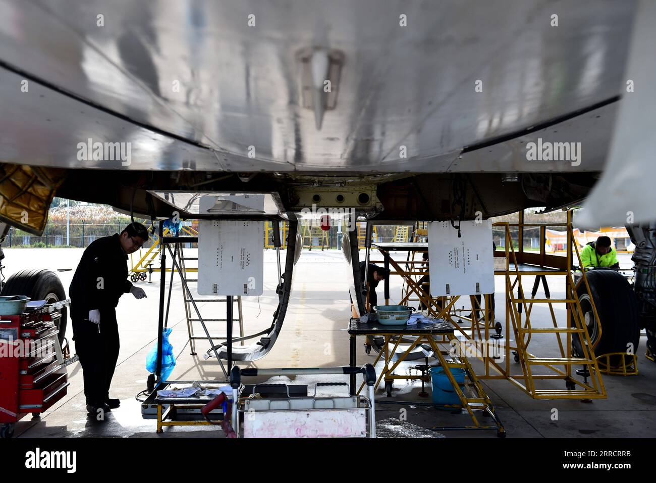 211116 -- HEFEI, 16 novembre 2021 -- des techniciens démontent un avion à l'aéroport international Hefei Xinqiao à Hefei, dans la province de l'Ahhui de l'est de la Chine, le 15 novembre 2021. Les techniciens de la branche Anhui de China Eastern Airlines Technic Co., Ltd. Ont démantelé un Airbus A320 à la retraite, qui est en service depuis 22 ans. Le démantèlement des aéronefs est un projet industriel de haute technologie d’économie circulaire, qui est une mesure visant à promouvoir un développement vert et sobre en carbone. CHINA-ANHUI-HEFEI-RETRAITÉ-DÉMANTÈLEMENT DES AVIONS CN HUANGXBOHAN PUBLICATIONXNOTXINXCHN Banque D'Images