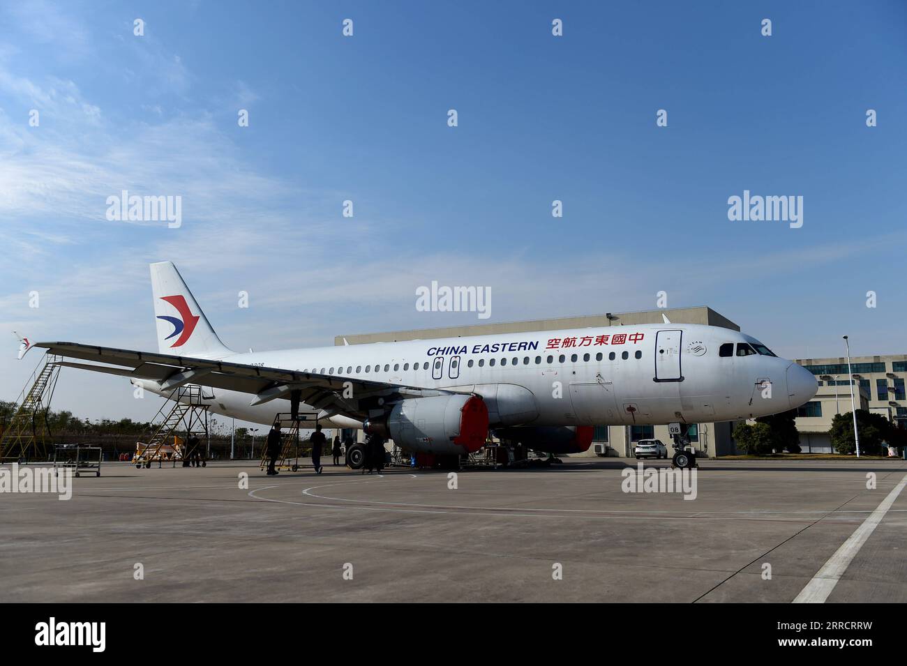 211116 -- HEFEI, 16 novembre 2021 -- des techniciens démontent un avion à l'aéroport international Hefei Xinqiao à Hefei, dans la province de l'Anhui, dans l'est de la Chine, le 15 novembre 2021. Les techniciens de la branche Anhui de China Eastern Airlines Technic Co., Ltd. Ont démantelé un Airbus A320 à la retraite, qui est en service depuis 22 ans. Le démantèlement des aéronefs est un projet industriel de haute technologie d’économie circulaire, qui est une mesure visant à promouvoir un développement vert et sobre en carbone. CHINA-ANHUI-HEFEI-RETRAITÉ-DÉMANTÈLEMENT DES AVIONS CN HUANGXBOHAN PUBLICATIONXNOTXINXCHN Banque D'Images
