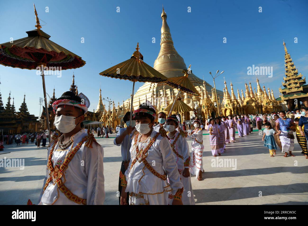 Actualités Bilder des Tages 211118 -- YANGON, 18 novembre 2021 -- des personnes assistent à une cérémonie lors du festival traditionnel Tazaungdaing à la pagode Shwedagon à Yangon, Myanmar, le 18 novembre 2021. Le Festival de Tazaungdaing, également connu sous le nom de Festival des Lumières, tombe au huitième mois du calendrier traditionnel du Myanmar. Il est célébré comme une fête nationale au Myanmar. MYANMAR-YANGON-TRADITIONAL TAZAUNGDAING FESTIVAL UxAung PUBLICATIONxNOTxINxCHN Banque D'Images