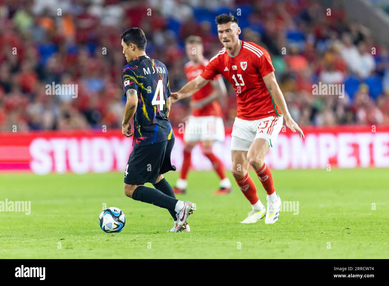 Cardiff City Stadium, Cardiff, Royaume-Uni. 7 septembre 2023. Amical international de football, le pays de Galles contre la Corée du Sud ; la coréenne Minjae Kim se détourne du défi de Kieffer Moore du pays de Galles Credit : action plus Sports/Alamy Live News Banque D'Images