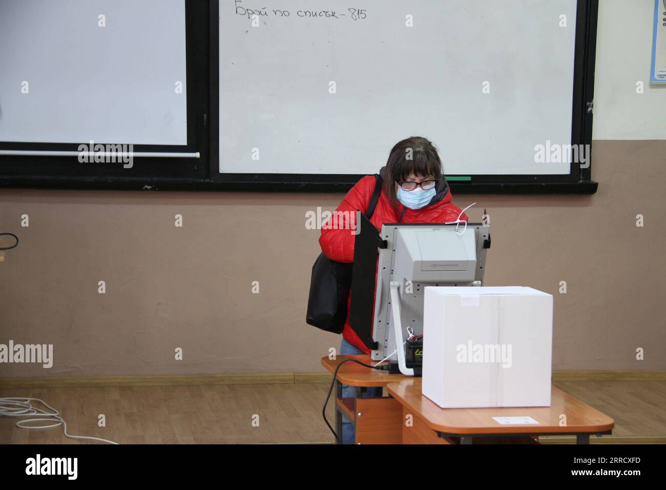 211121 -- SOFIA, le 21 novembre 2021 -- Un électeur utilise une machine de vote électronique pour voter lors du deuxième tour de l'élection présidentielle dans un bureau de vote de Sofia, Bulgarie, le 21 novembre 2021. Les Bulgares se sont rendus aux urnes dimanche matin pour voter au second tour de l’élection présidentielle. Près de 6,7 millions d'électeurs éligibles choisiraient leur président pour les cinq prochaines années entre le président sortant rumen Radev et le recteur de l'Université de Sofia Anastas Gerdjikov. Photo de /Xinhua BULGARIE-SOFIA-ÉLECTIONS PRÉSIDENTIELLES-SECOND TOUR MarianxDraganov PUBLICATIONxNOTxINxCHN Banque D'Images