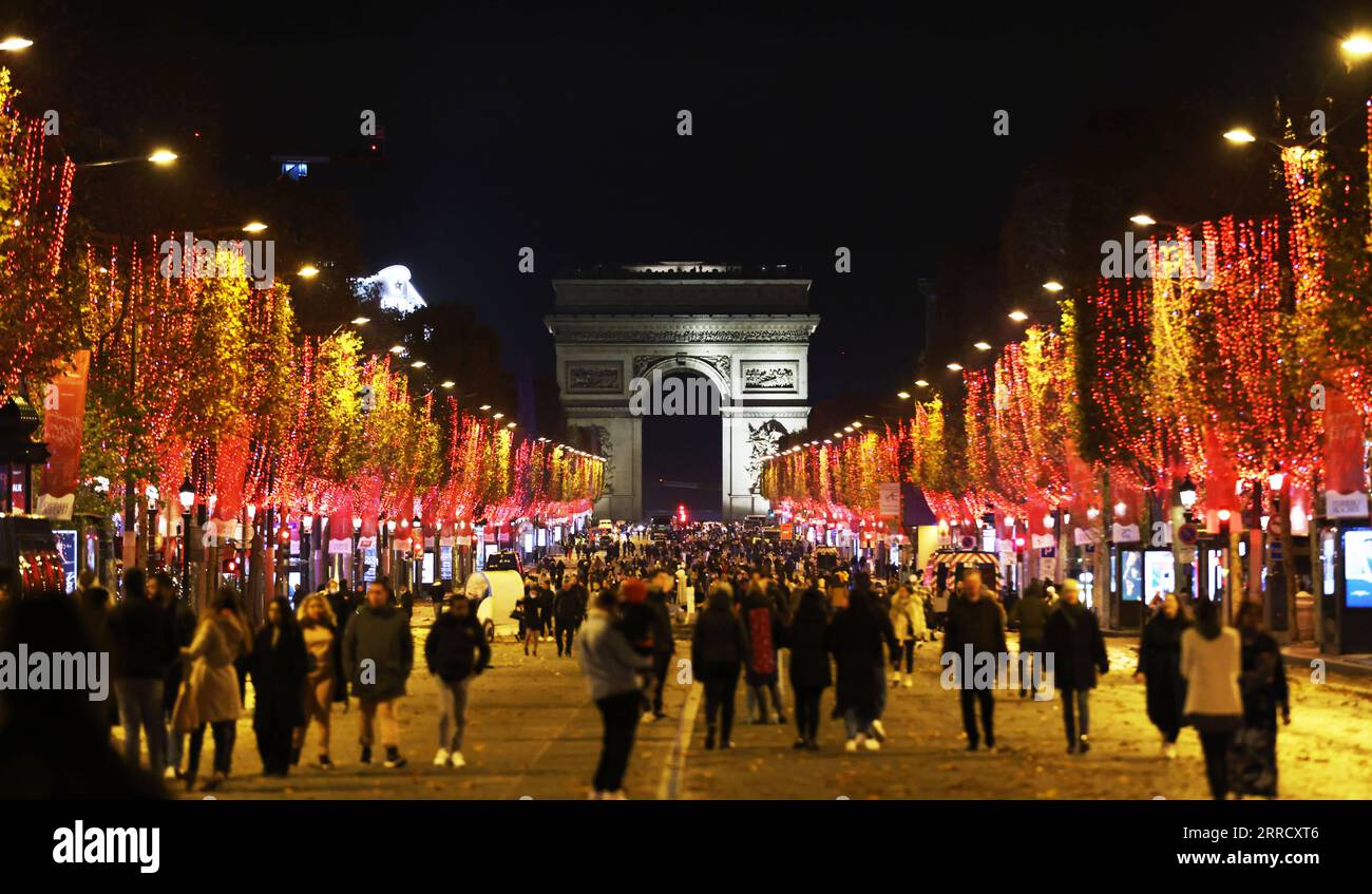 211122 -- PARIS, le 22 novembre 2021 -- l'avenue des champs-Elysées et l'Arc de Triomphe sont vus au milieu des illuminations de Noël à Paris, France, le 21 novembre 2021. La cérémonie annuelle d'éclairage de la saison de Noël a eu lieu ici dimanche. FRANCE-PARIS-CHAMPS-ELYSÉES-LUMIÈRES DE NOËL GAOXJING PUBLICATIONXNOTXINXCHN Banque D'Images