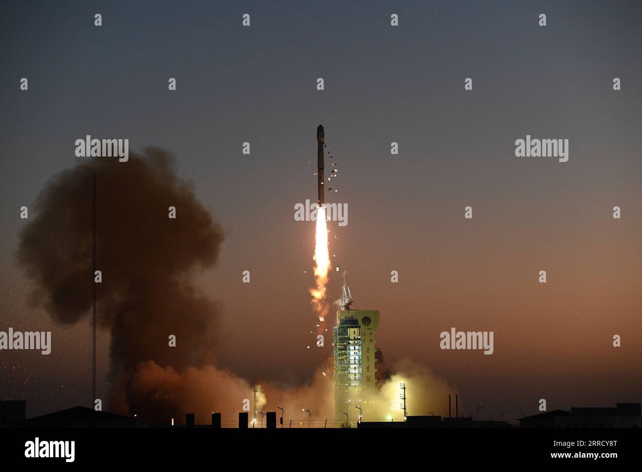 211123 -- JIUQUAN, 23 novembre 2021 -- Une fusée long March-4C transportant le satellite Gaofen-3 02 explose du centre de lancement de satellites de Jiuquan dans le nord-ouest de la Chine, le 23 novembre 2021. Le nouveau satellite d ' observation de la Terre a été lancé à 7:45 heures (heure de Beijing) et est entré sur l ' orbite prévue avec succès. Photo de /Xinhua EyesonSciCHINA-JIUQUAN-SATELLITE LANCEMENT CN WangxJiangbo PUBLICATIONxNOTxINxCHN Banque D'Images