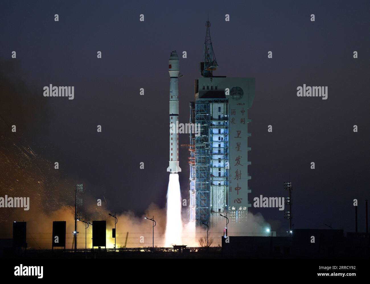 211123 -- JIUQUAN, 23 novembre 2021 -- Une fusée long March-4C transportant le satellite Gaofen-3 02 explose du centre de lancement de satellites de Jiuquan dans le nord-ouest de la Chine, le 23 novembre 2021. Le nouveau satellite d ' observation de la Terre a été lancé à 7:45 heures (heure de Beijing) et est entré sur l ' orbite prévue avec succès. Photo de /Xinhua EyesonSciCHINA-JIUQUAN-SATELLITE LANCEMENT CN WangxJiangbo PUBLICATIONxNOTxINxCHN Banque D'Images