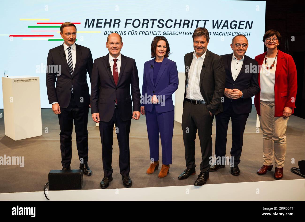 211124 -- BERLIN, le 24 novembre 2021 -- Christian Lindner, chef du Parti démocratique libre allemand FDP, OLAF Scholz du Parti social-démocrate SPD, dirigeants des Verts Annalena Baerbock et Robert Habeck, et les dirigeants du SPD Norbert Walter-Borjans et Saskia Esken de gauche à droite posent pour une photo de groupe après une conférence de presse conjointe à Berlin, en Allemagne, le 24 novembre 2021. Les négociations de coalition entre le Parti social-démocrate allemand SPD, les Verts et le Parti démocratique libre FDP se sont terminées lorsque les trois partis ont présenté un accord mercredi. Photo de /Xinhua ALLEMAGNE-BERLIN-PARTIS-COALITION NEG Banque D'Images