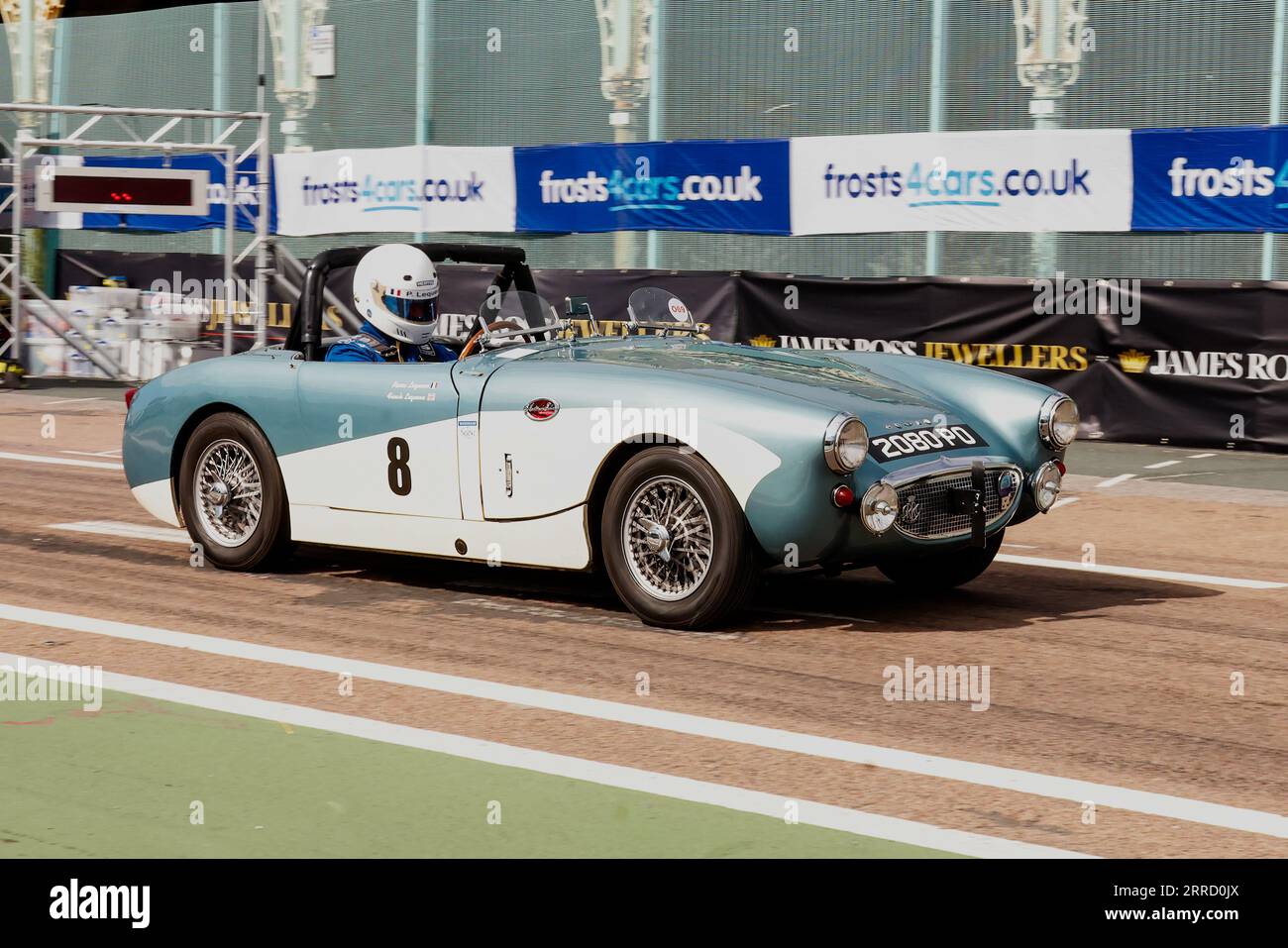 Madeira Drive, Brighton, ville de Brighton et Hove, East Sussex UK. Les Frosts Brighton Speed Trials sont une journée exaltante et pleine d'action pour les spectateurs comme pour les participants. Plus d'une centaine de voitures s'alignent pour une course chronométrée sur Madeira Drive. De nombreuses catégories, y compris les voitures de route et les voitures de course, s'affrontent pour gagner le plus rapide de leur catégorie sur un quart de mile de suite. Cette image montre Pierre Lequeux au volant d'une Austin Healey Sprite. 2 septembre 2023 Banque D'Images