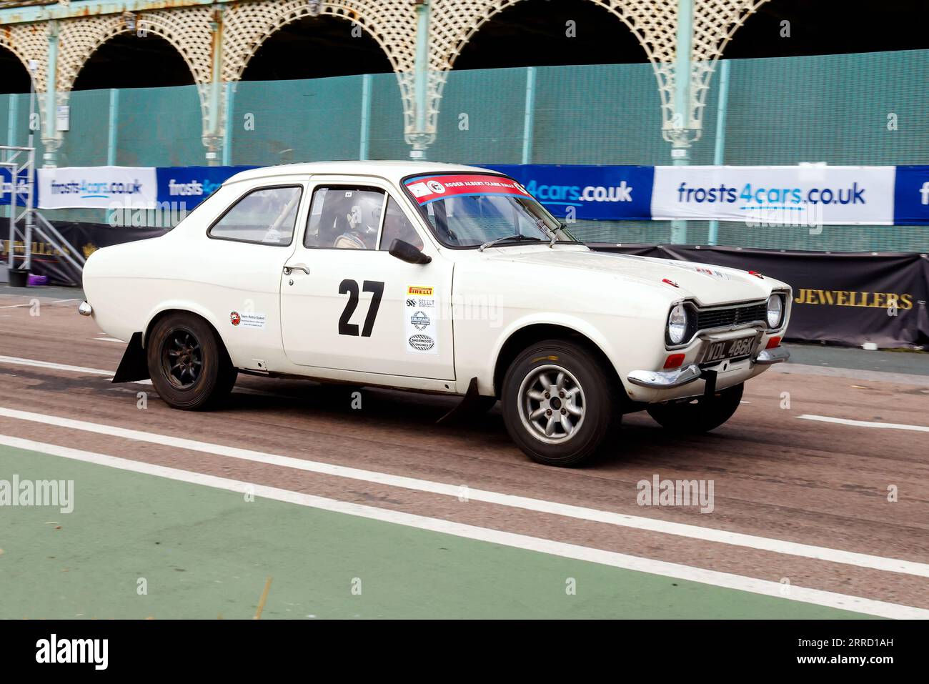 Madeira Drive, Brighton, ville de Brighton et Hove, East Sussex UK. Les Frosts Brighton Speed Trials sont une journée exaltante et pleine d'action pour les spectateurs comme pour les participants. Plus d'une centaine de voitures s'alignent pour une course chronométrée sur Madeira Drive. De nombreuses catégories, y compris les voitures de route et les voitures de course, s'affrontent pour gagner le plus rapide de leur catégorie sur un quart de mile de suite. Cette image montre Matthew Fowle conduisant une Ford Escort Mexico. 2 septembre 2023 Banque D'Images