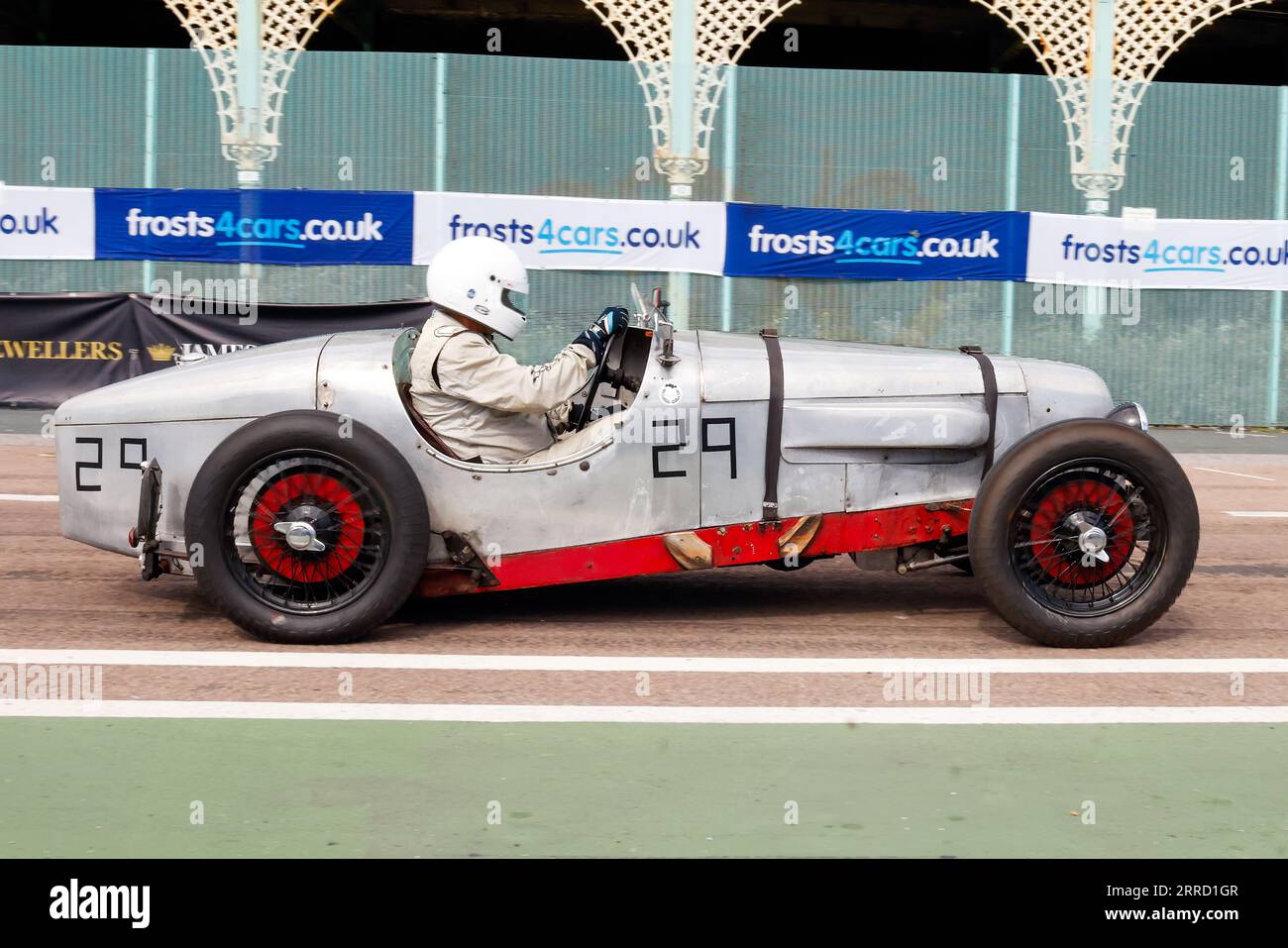 Madeira Drive, Brighton, ville de Brighton et Hove, East Sussex UK. Les Frosts Brighton Speed Trials sont une journée exaltante et pleine d'action pour les spectateurs comme pour les participants. Plus d'une centaine de voitures s'alignent pour une course chronométrée sur Madeira Drive. De nombreuses catégories, y compris les voitures de route et les voitures de course, s'affrontent pour gagner le plus rapide de leur catégorie sur un quart de mile de suite. Cette image montre Derren d'arhambaud Riley Sports. 2 septembre 2023 Banque D'Images