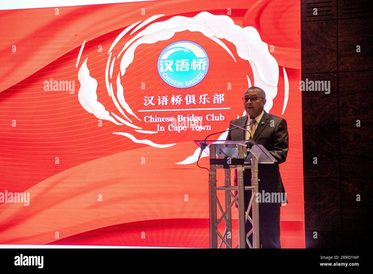 211126 -- LE CAP, le 26 novembre 2021 -- Cedric Thomas Frolick, président des comités de l'Assemblée nationale d'Afrique du Sud, prend la parole lors d'une cérémonie de dévoilement du Chinese Bridge Club à Cape Town, en Afrique du Sud, le 25 novembre 2021. Le Chinese Bridge Club du Cap, une organisation à but non lucratif qui vise à fournir une plate-forme pour l'apprentissage, la communication et le partage entre les Sud-Africains qui aiment la langue et la culture chinoises, a été lancé au Cap. AFRIQUE DU SUD-CAPE TOWN-CHINESE BRIDGE CLUB-LAUNCH LYUXTIANRAN PUBLICATIONXNOTXINXCHN Banque D'Images