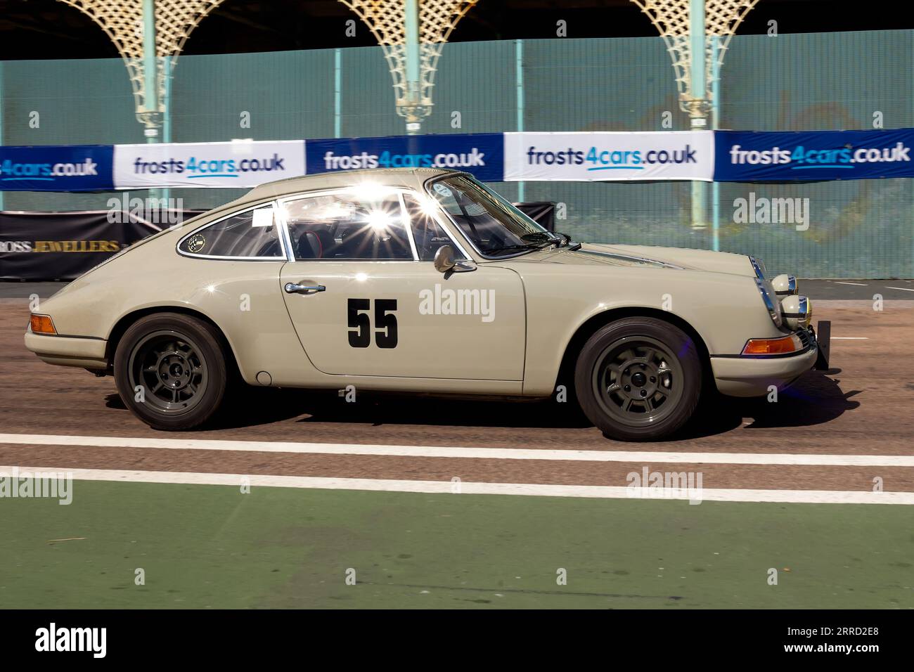 Madeira Drive, Brighton, ville de Brighton et Hove, East Sussex UK. Les Frosts Brighton Speed Trials sont une journée exaltante et pleine d'action pour les spectateurs comme pour les participants. Plus d'une centaine de voitures s'alignent pour une course chronométrée sur Madeira Drive. De nombreuses catégories, y compris les voitures de route et les voitures de course, s'affrontent pour gagner le plus rapide de leur catégorie sur un quart de mile de suite. Cette image montre David McRobert au volant d'une Porsche 911E. 2 septembre 2023 Banque D'Images
