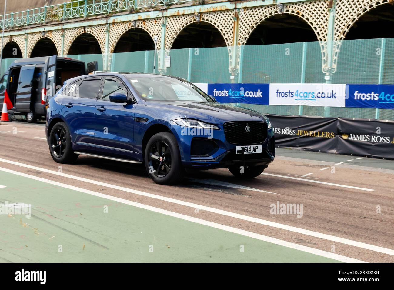 Madeira Drive, Brighton, ville de Brighton et Hove, East Sussex UK. Les Frosts Brighton Speed Trials sont une journée exaltante et pleine d'action pour les spectateurs comme pour les participants. Plus d'une centaine de voitures s'alignent pour une course chronométrée sur Madeira Drive. De nombreuses catégories, y compris les voitures de route et les voitures de course, s'affrontent pour gagner le plus rapide de leur catégorie sur un quart de mile de suite. Cette image montre Andy porter au volant d'une Jaguar F-PACE. 2 septembre 2023 Banque D'Images