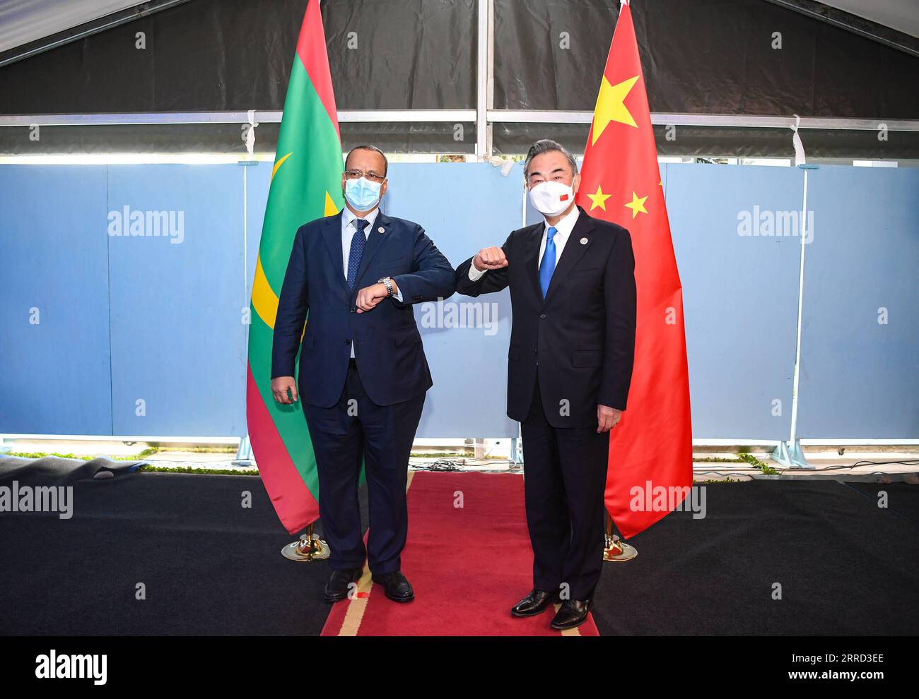 211130 -- DAKAR, le 30 novembre 2021 -- le conseiller d'État chinois et ministre des Affaires étrangères Wang Yi R rencontre le ministre mauritanien des Affaires étrangères Ismail Ould Cheikh Ahmed à Dakar, Sénégal, le 29 novembre 2021. SÉNÉGAL-DAKAR-CHINE-WANG YI-MAURITANIE-FM-MEETING LIXYAN PUBLICATIONXNOTXINXCHN Banque D'Images