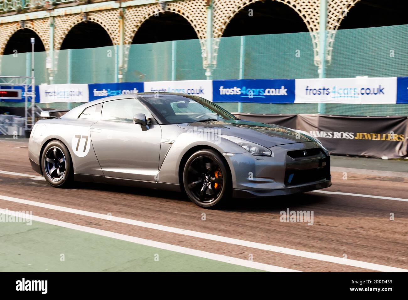 Madeira Drive, Brighton, ville de Brighton et Hove, East Sussex UK. Les Frosts Brighton Speed Trials sont une journée exaltante et pleine d'action pour les spectateurs comme pour les participants. Plus d'une centaine de voitures s'alignent pour une course chronométrée sur Madeira Drive. De nombreuses catégories, y compris les voitures de route et les voitures de course, s'affrontent pour gagner le plus rapide de leur catégorie sur un quart de mile de suite. Cette image montre Simon Paul au volant d'une Nissan GT-R. 2 septembre 2023 Banque D'Images