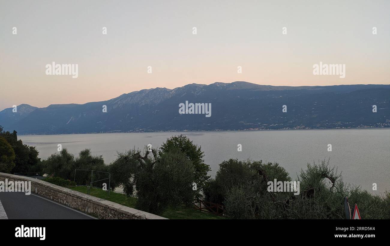 Vue sur le lac de Garde dans le nord de l'Italie Banque D'Images