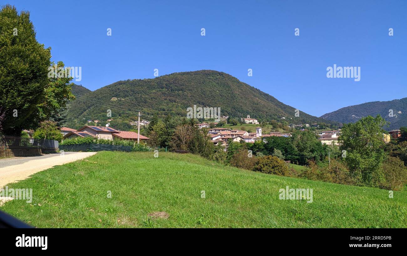 Vallée verte avec ville et montagnes Banque D'Images