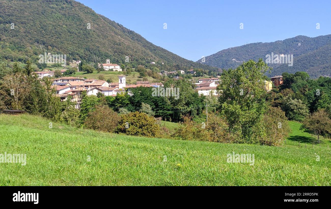 Vallée verte avec ville et montagnes Banque D'Images