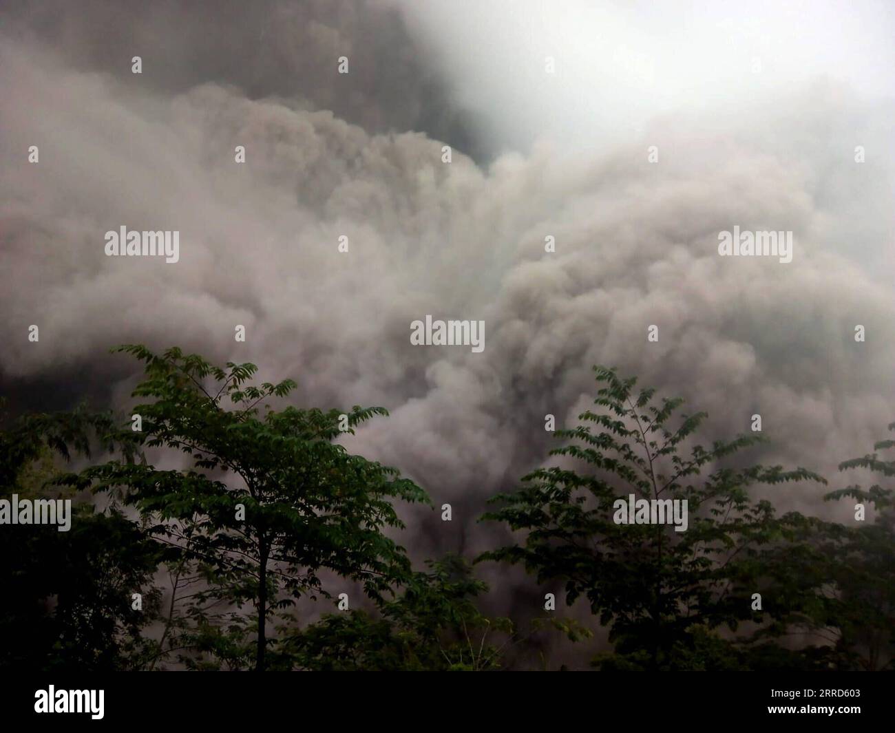 211204 -- LUMAJANG, 4 décembre 2021 -- une image vidéo publiée par l'Agence nationale indonésienne de gestion des catastrophes montre le mont Semeru crachant des matériaux volcaniques à Lumajang, Java oriental, Indonésie, le 4 décembre 2021. Le volcan Semeru, dans la province de Java oriental de l Indonésie, est entré en éruption samedi. /Document via Xinhua INDONESIA-LUMAJANG-MOUNT SEMERU-ERUPTION BNPB PUBLICATIONxNOTxINxCHN Banque D'Images