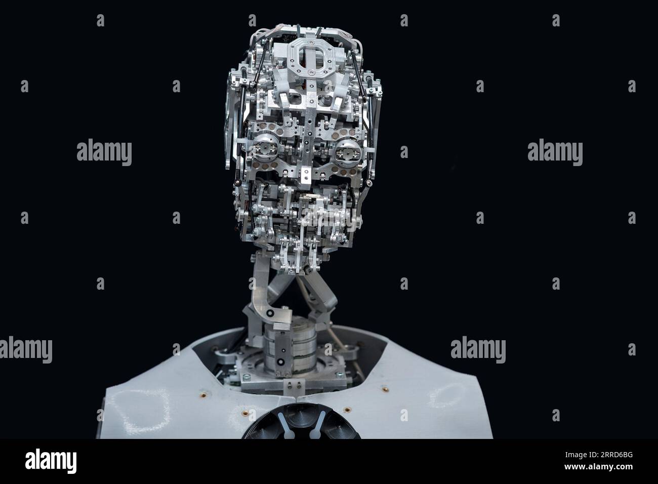 Perm, Russie - 13 juillet 2023 : tête de robot anthropomorphe capable d'imiter les émotions, sans peau de coque extérieure, sur fond noir Banque D'Images Perm, Russie - 13 juillet 2023 : tête de robot anthropomorphe capable d'imiter les émotions, sans peau de coque extérieure, sur fond noir Banque D'Images