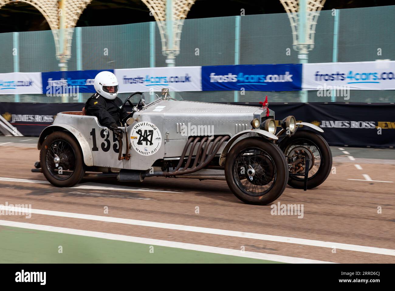 Madeira Drive, Brighton, ville de Brighton et Hove, East Sussex UK. Les Frosts Brighton Speed Trials sont une journée exaltante et pleine d'action pour les spectateurs comme pour les participants. Plus d'une centaine de voitures s'alignent pour une course chronométrée sur Madeira Drive. De nombreuses catégories, y compris les voitures de route et les voitures de course, s'affrontent pour gagner le plus rapide de leur catégorie sur un quart de mile de suite. Cette image montre Mark lance au volant d'une Fraser Nash Super Sports 1929. 2 septembre 2023 Banque D'Images