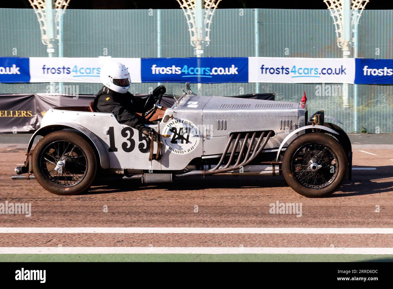 Madeira Drive, Brighton, ville de Brighton et Hove, East Sussex UK. Les Frosts Brighton Speed Trials sont une journée exaltante et pleine d'action pour les spectateurs comme pour les participants. Plus d'une centaine de voitures s'alignent pour une course chronométrée sur Madeira Drive. De nombreuses catégories, y compris les voitures de route et les voitures de course, s'affrontent pour gagner le plus rapide de leur catégorie sur un quart de mile de suite. Cette image montre Mark lance au volant d'une Fraser Nash Super Sports 1929. 2 septembre 2023 Banque D'Images