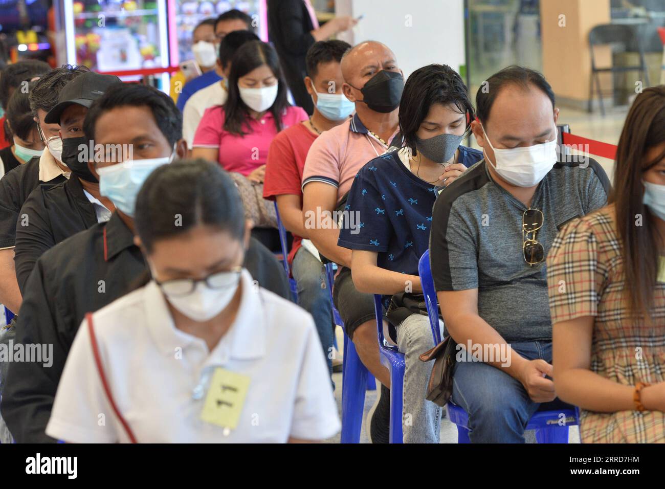 211208 -- BANGKOK, le 8 décembre 2021 -- les gens attendent de recevoir les vaccins COVID-19 à Bangkok, Thaïlande, le 7 décembre 2021. Mercredi, la Thaïlande a enregistré 3 618 nouveaux cas de COVID-19 et 38 décès supplémentaires au cours des dernières 24 heures, portant le total à plus de 2,15 millions, dont 21 035 décès, selon le Centre pour l’administration de situation COVID-19 CCSA. Mardi, 59,2 pour cent de la population thaïlandaise avait été entièrement vaccinée contre le COVID-19, ont montré les données du CCLAT. THAÏLANDE-BANGKOK-COVID-19-VACCINATION RachenxSageamsak PUBLICATIONxNOTxINxCHN Banque D'Images